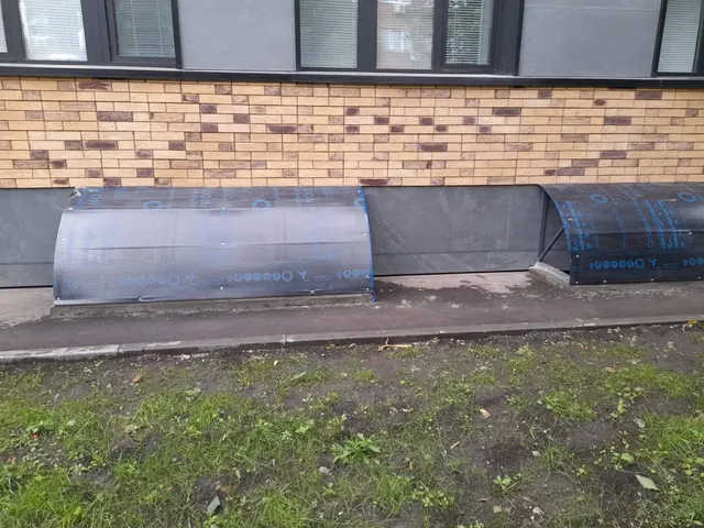 Приямки и козырьки над окнами подвала